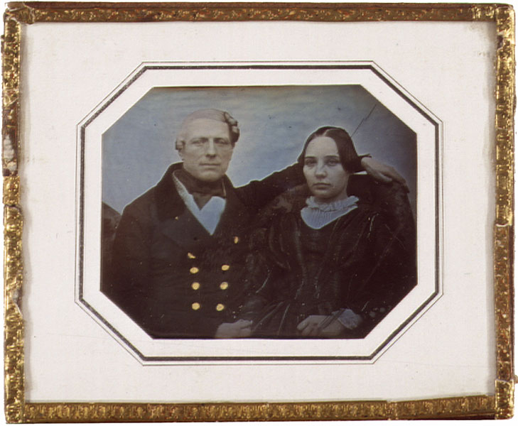 Dubbelporträtt av geheimrådet Johannes Steinmann ( -Wiesbaden 1872) med makan Minna f.Gräfe (1818- St.Petersburg 7/19.11.1893)sittande hand i hand i midjebild.