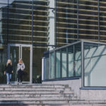 Två studerande på trappan till Academill.