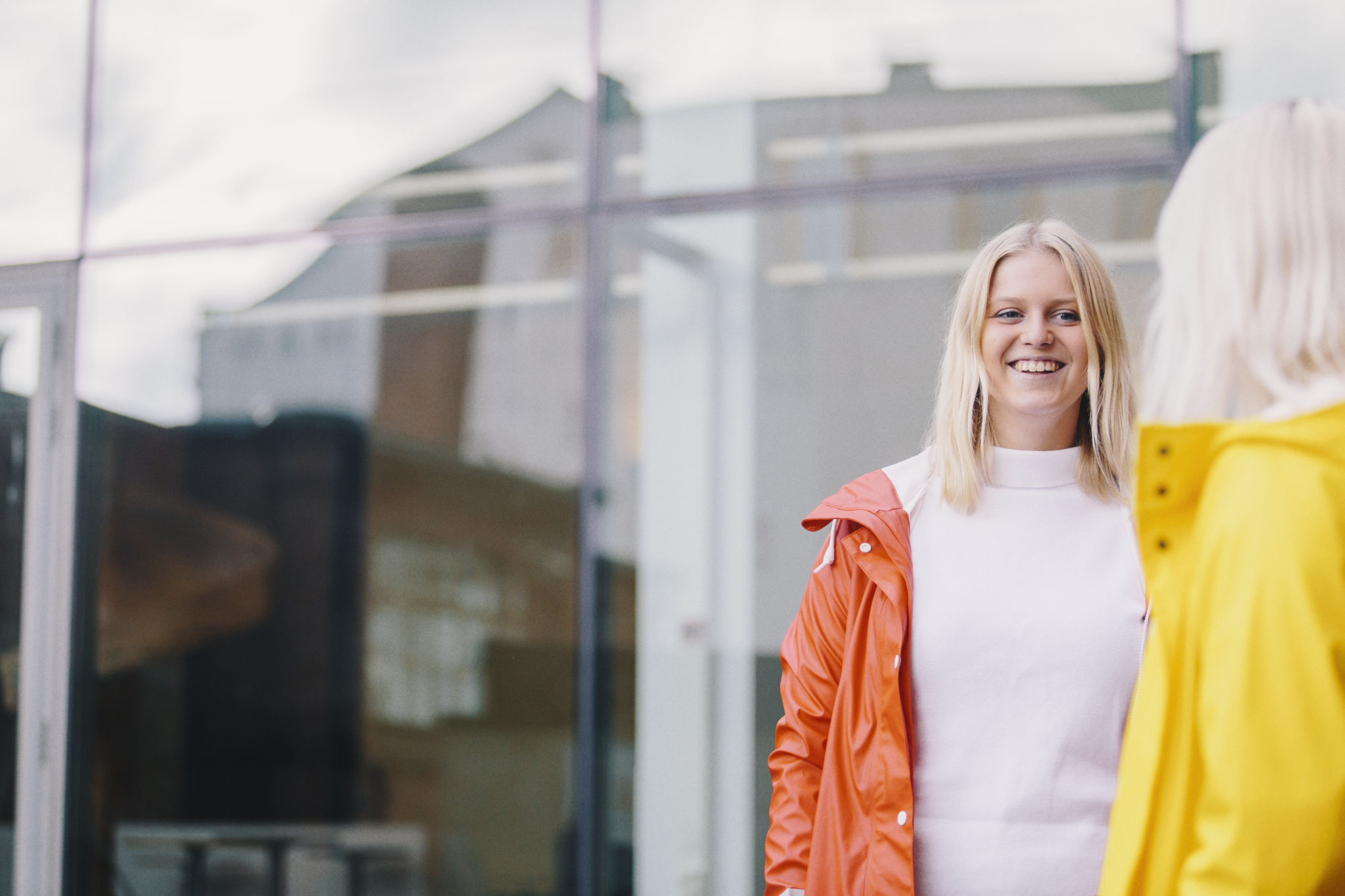 Två studerande utanför Academill.