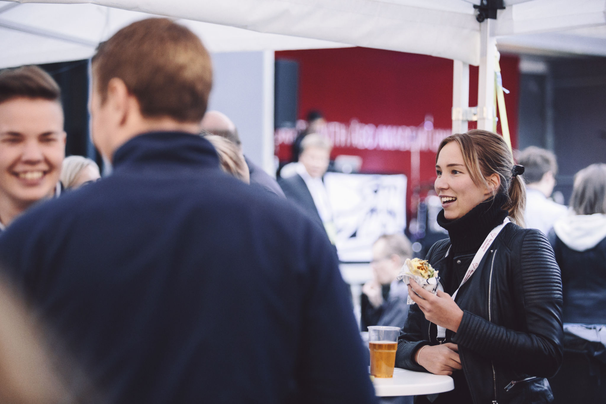 Glada människor på Streetfestival.
