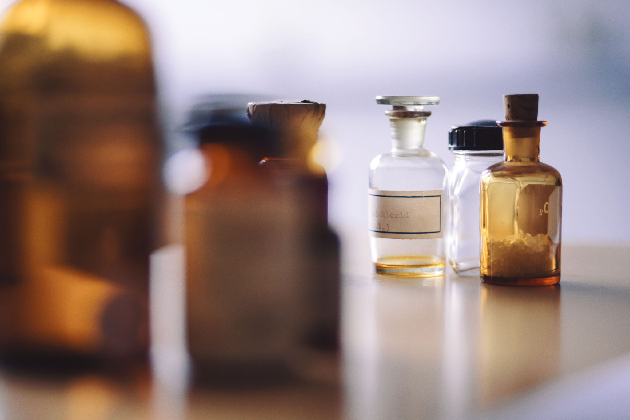 Glasburkar i brunt och klart glas.