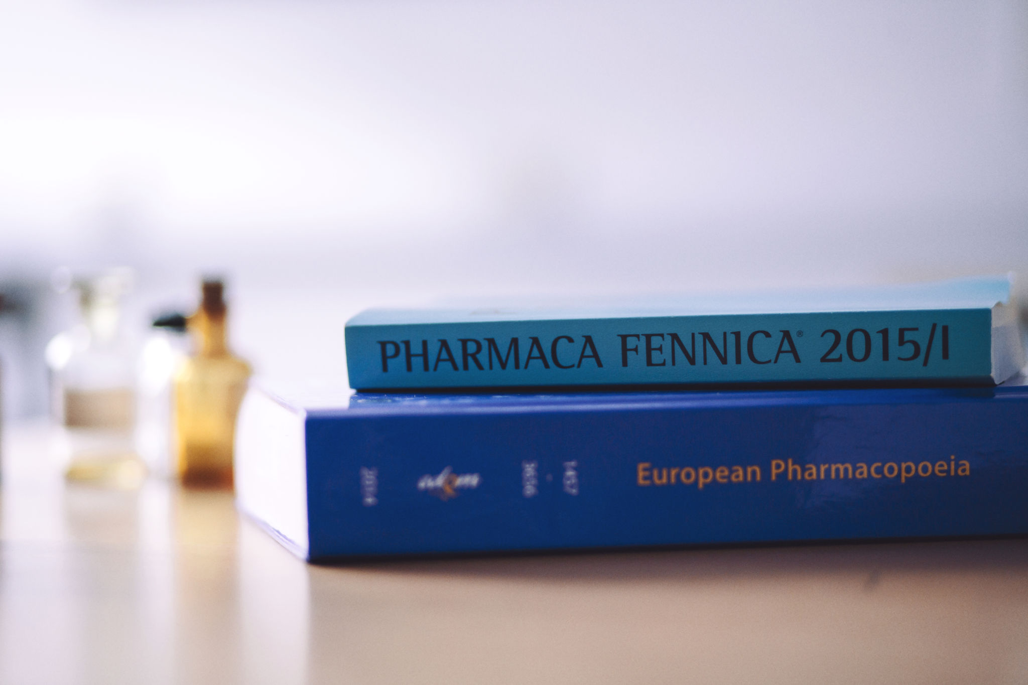 Två farmaciböcker.