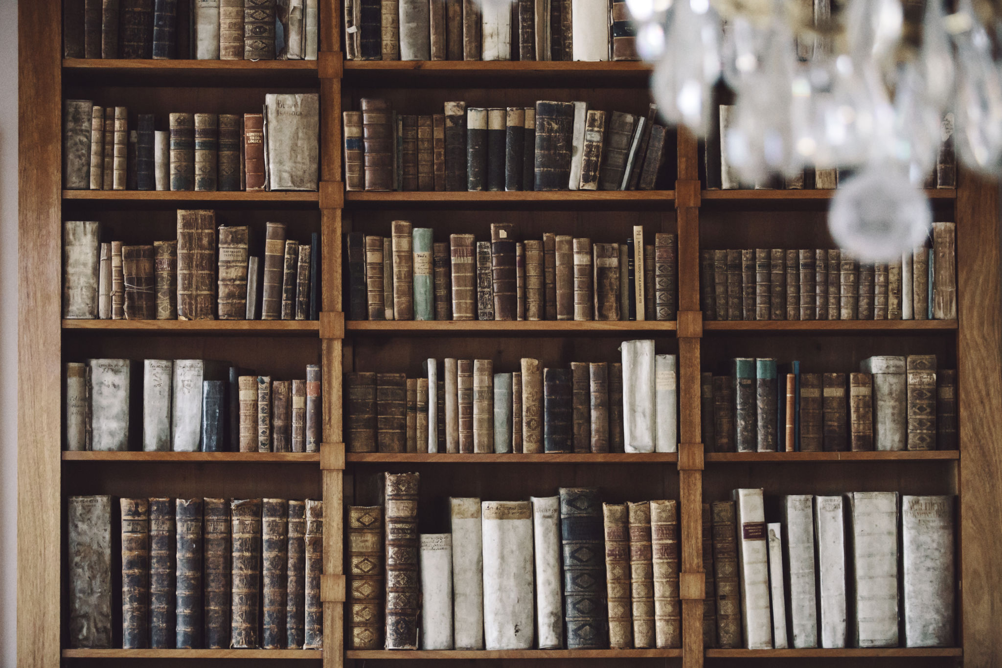 Bokhylla med gamla böcker.