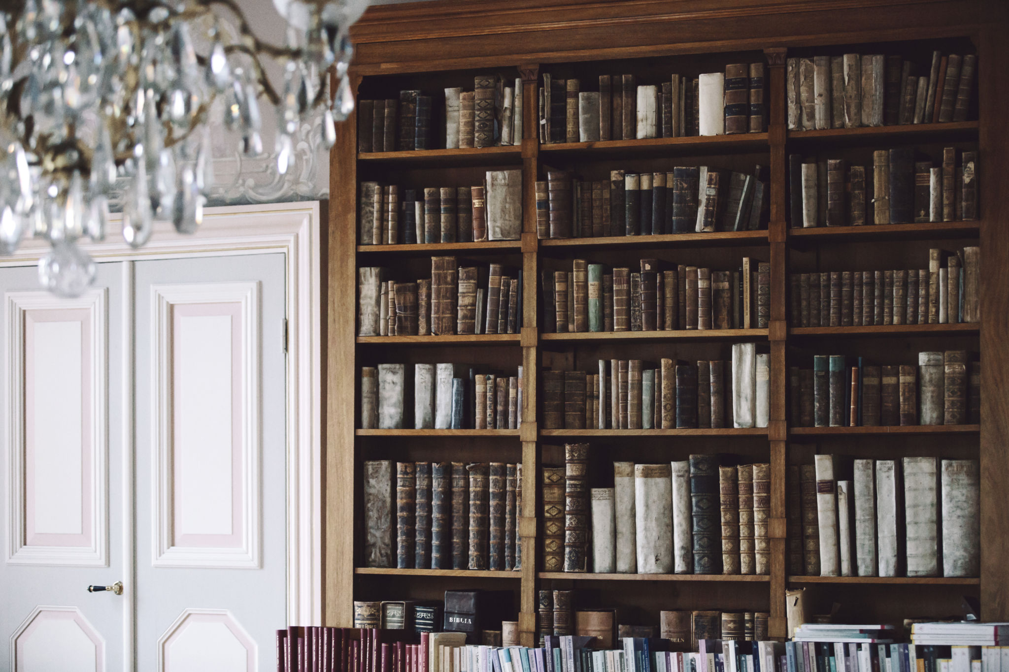 bruna böcker, bokhylla, takkrona