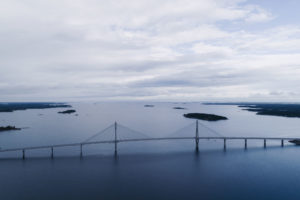 En bro och öppet hav