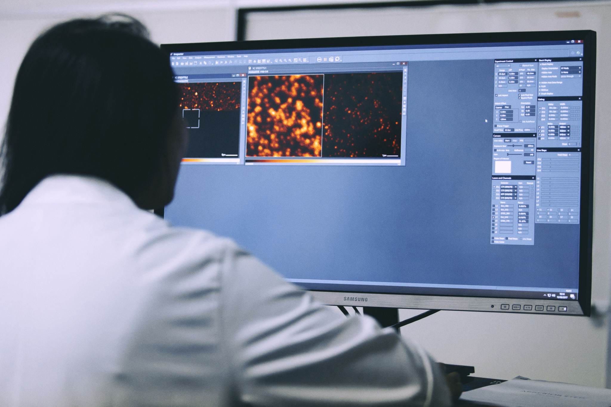 Studerande vid en dator.