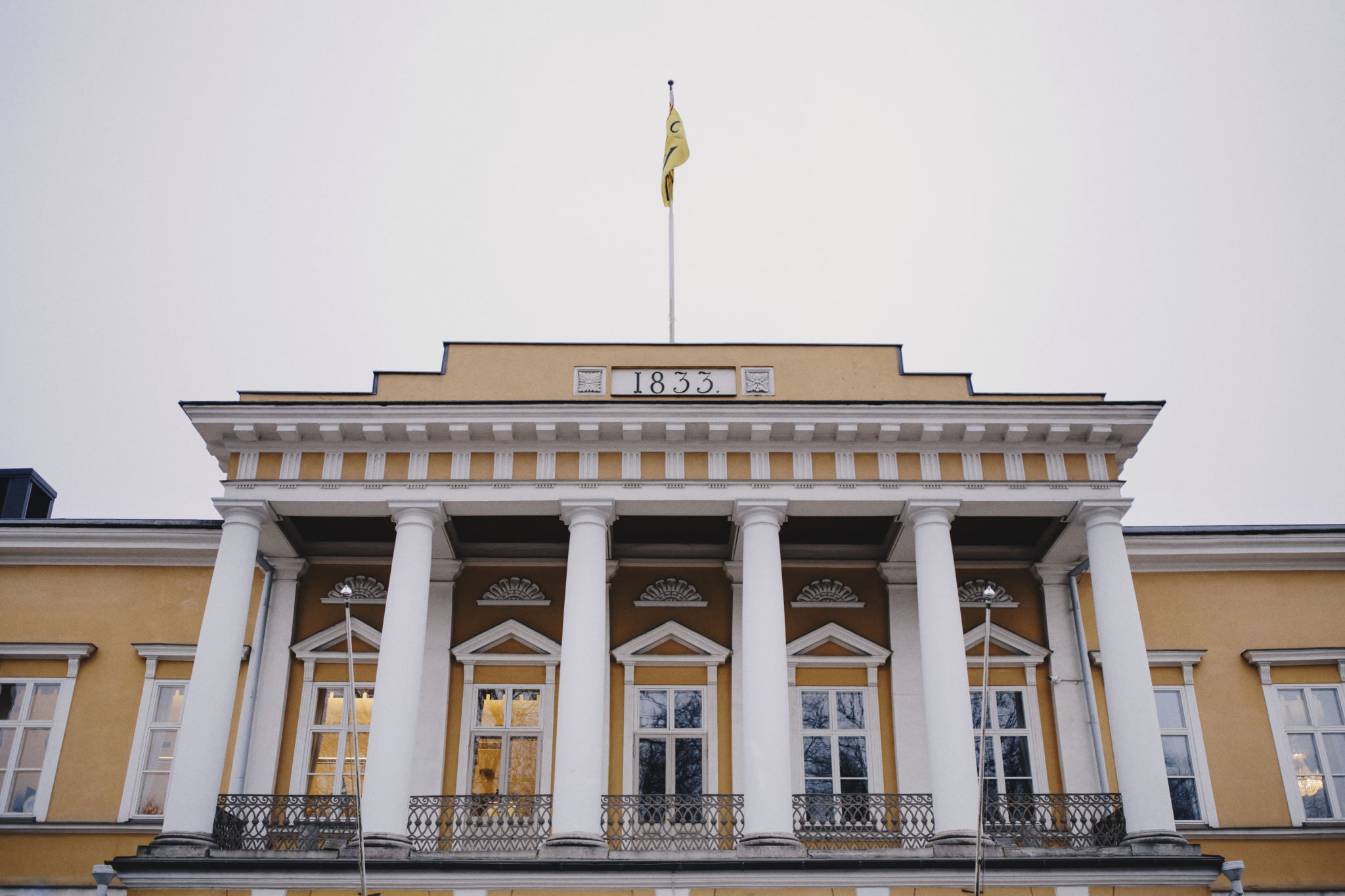 Balkongen på Åbo Akademis huvudbyggnad.