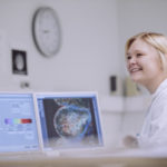 Studerande som sitter vid en datorskärm och studerar celler.