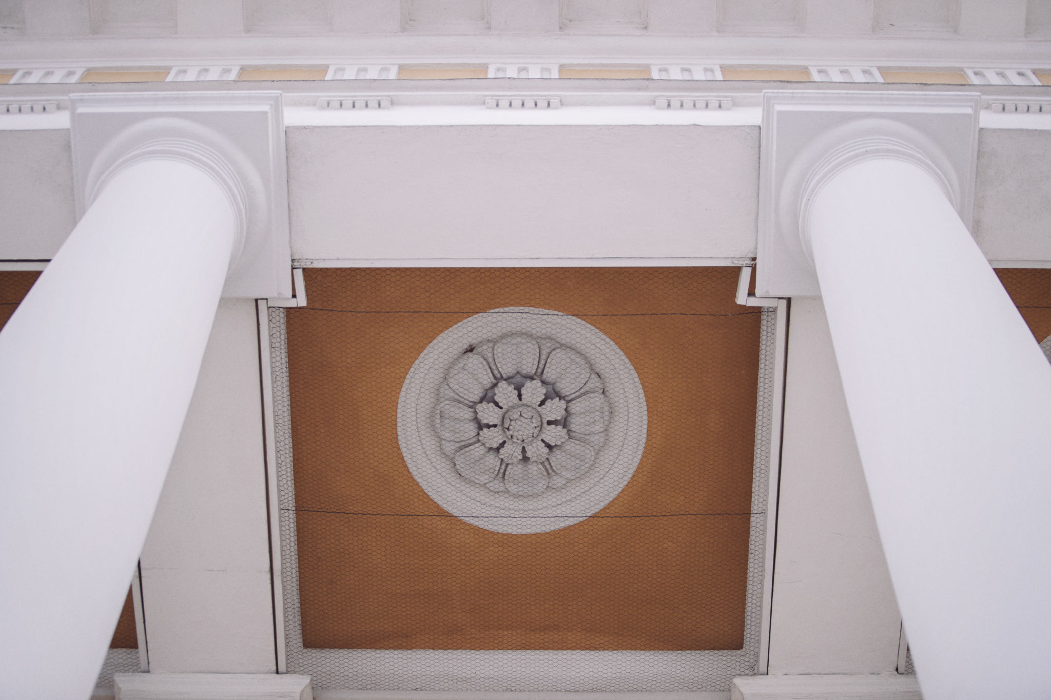 Takdetalj från huvudbyggnaden.