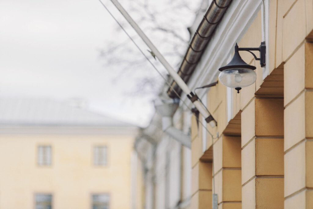 Lykta, detalj från Åbo Akademis huvudbyggnad.