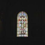 Kyrkofönster i många olika färger.