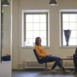 Två studerande som sitter och diskuterar.