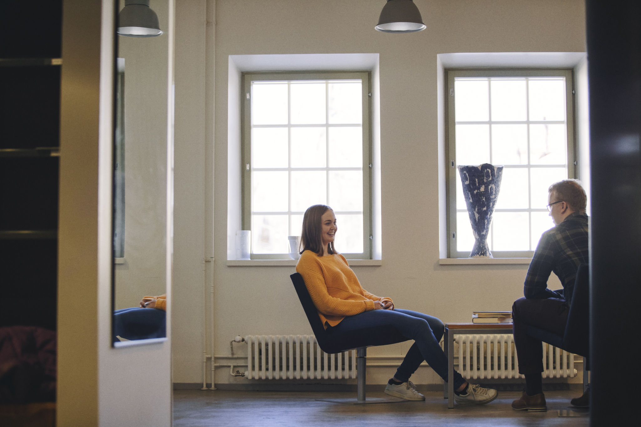 Två studerande som sitter och diskuterar.