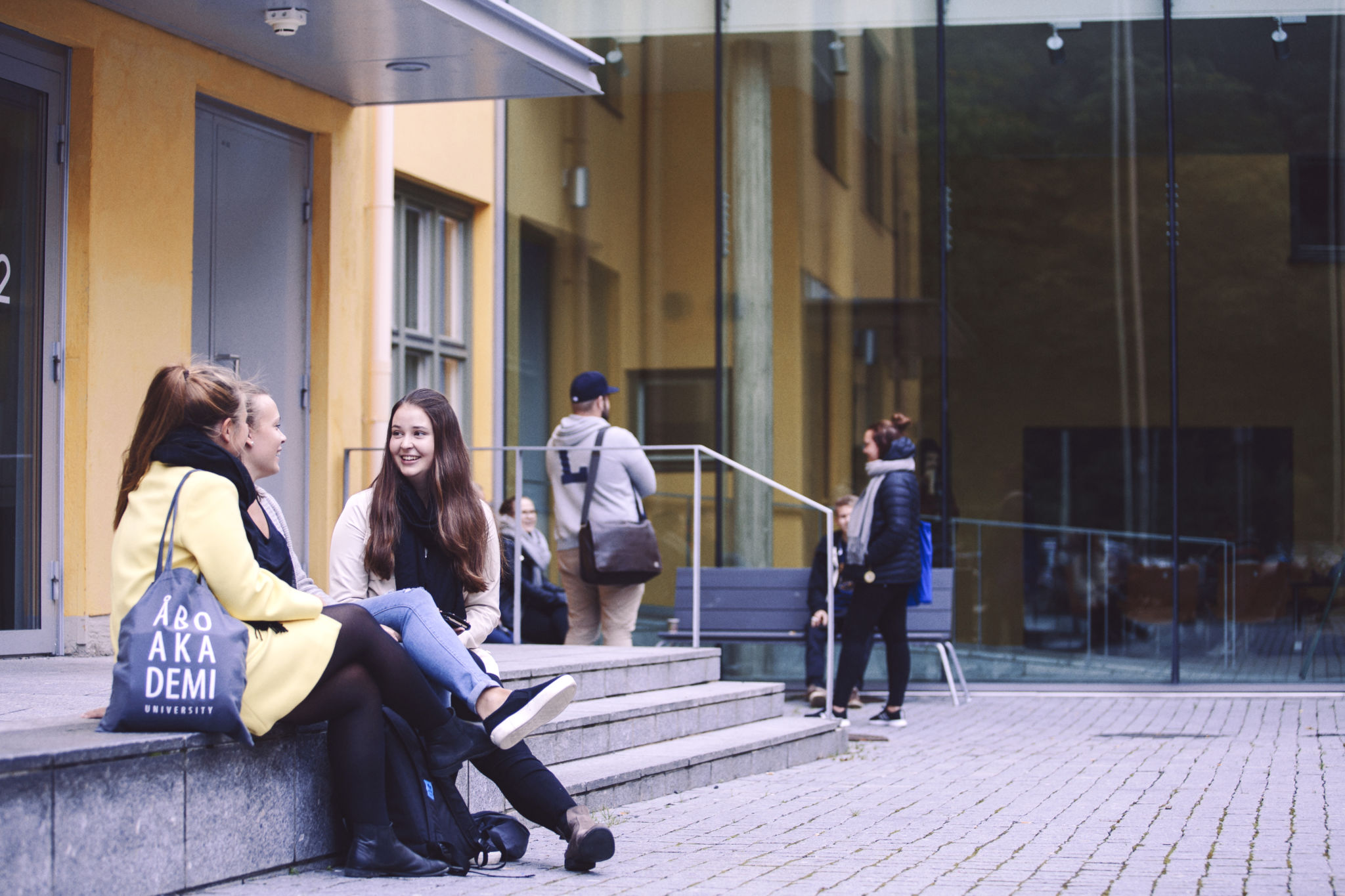 Studerande utanför ASA-huset.