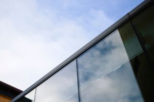 Glasvägg och himlen.