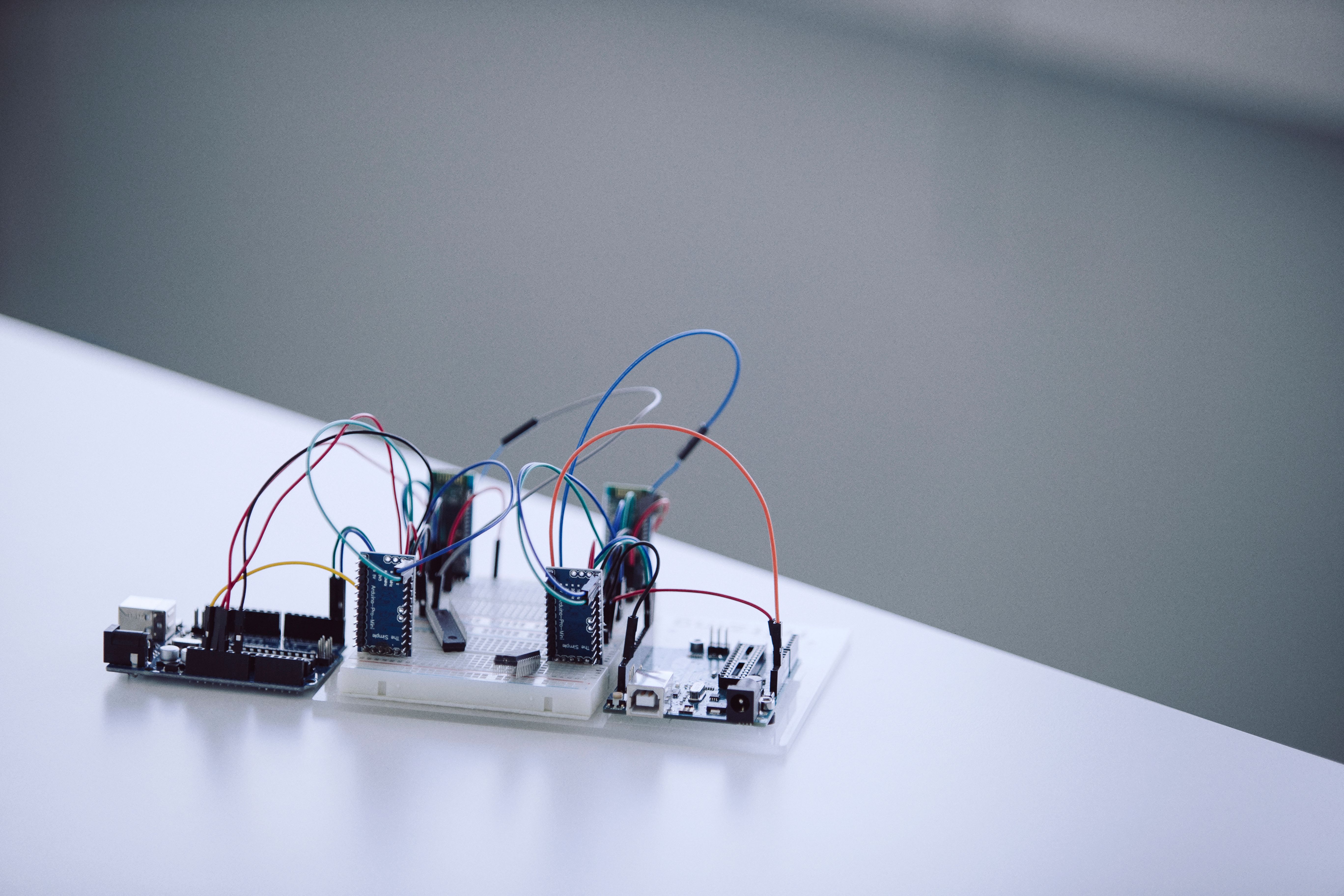 Diverse sammankopplade elektronik-komponenter på en platta.