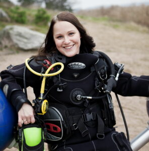 Anna Törnroos-Remes i ydkardräkt på en strand