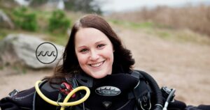 Anna Törnroos-Remes i ydkardräkt på en strand