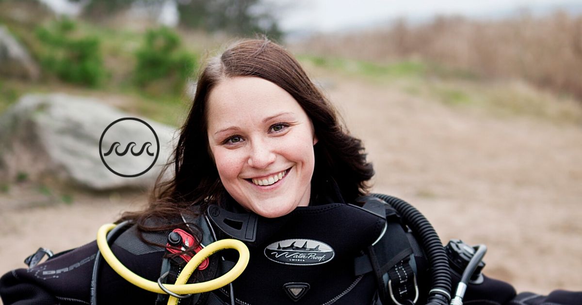 Anna Törnroos-Remes i ydkardräkt på en strand