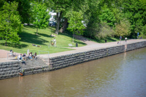 Brunt vatten i Aura å.