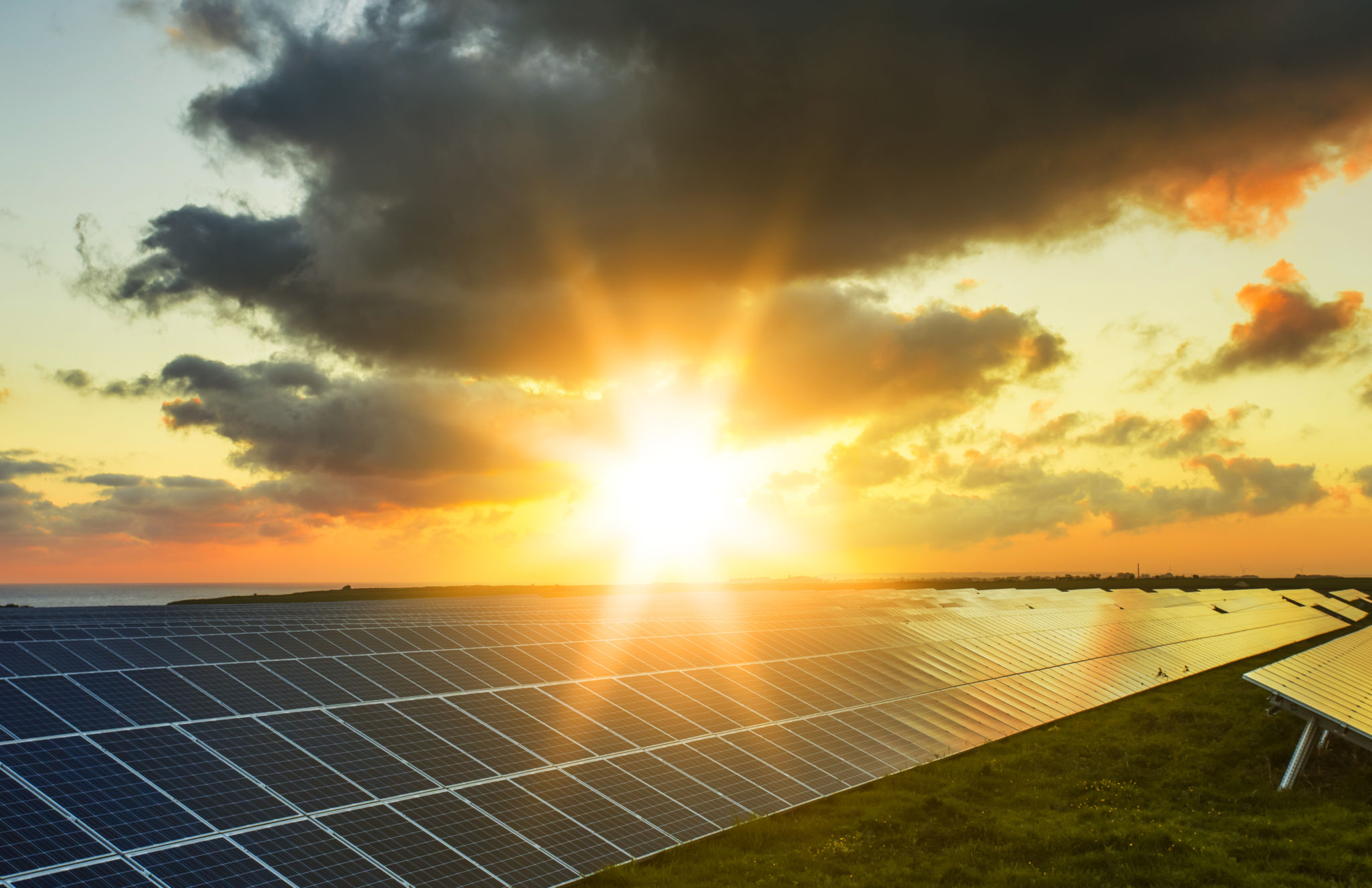 Solpaneler i solnedgången.