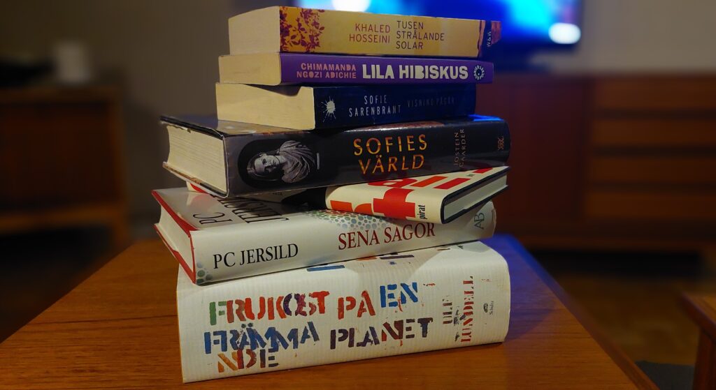 En hög med böcker.