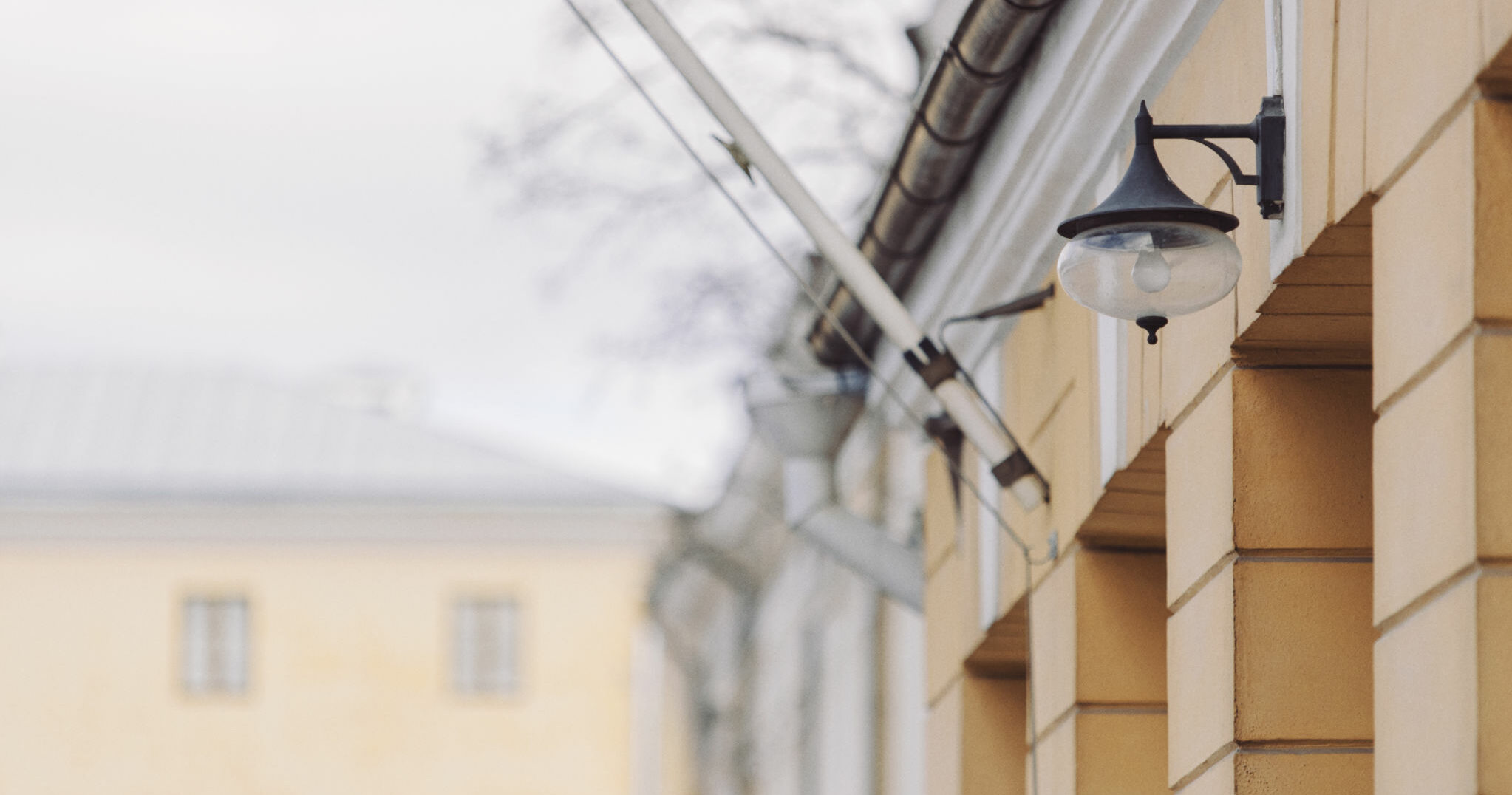 Lykta, detalj från Åbo Akademis huvudbyggnad.