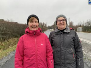 Gunilla Westerberg (till vänster i rosa rock) och Agneta Åkersten (till höger i grå rock) utomhus