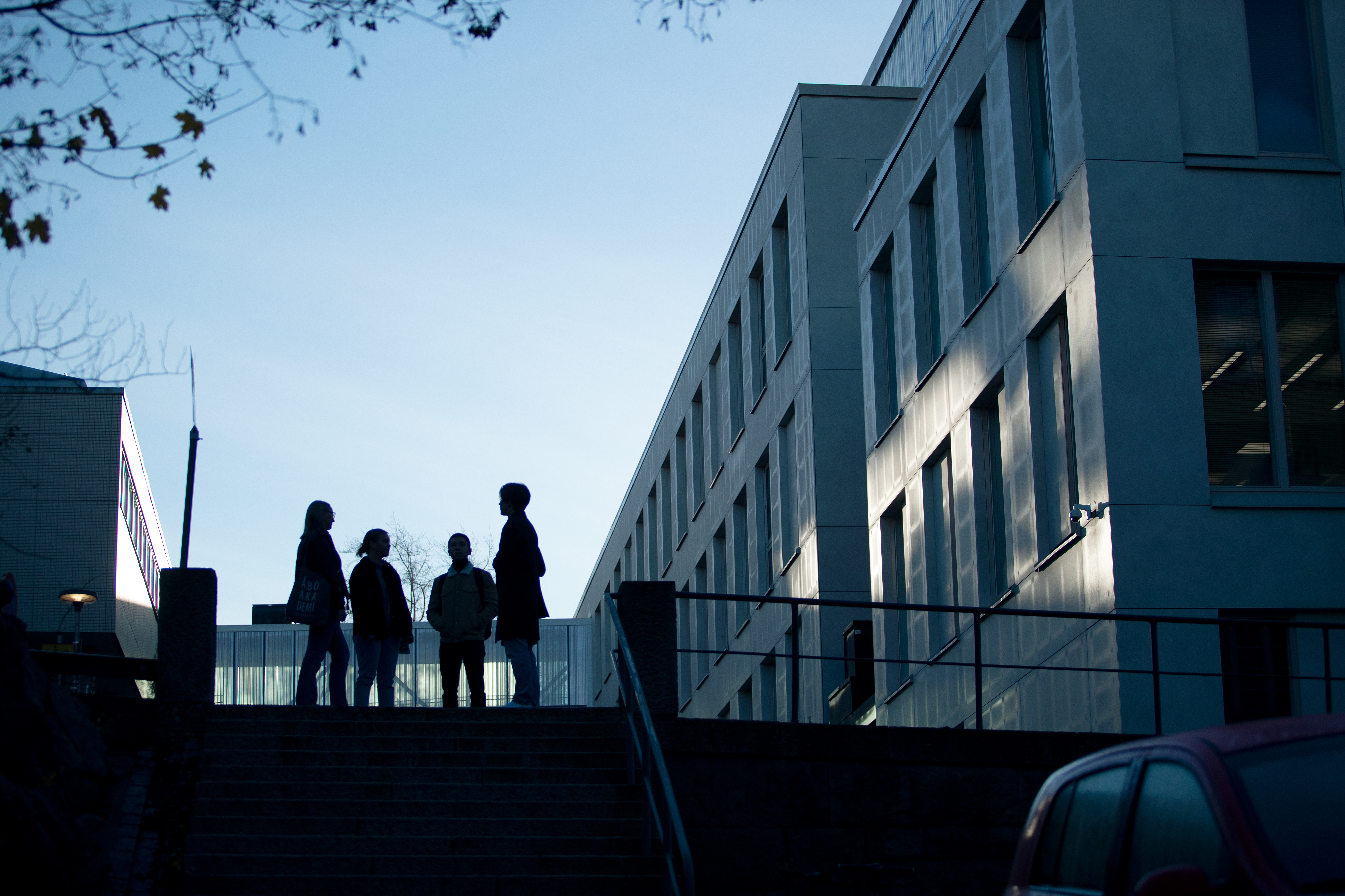 Grupp studerande utanför byggnaden Aurum