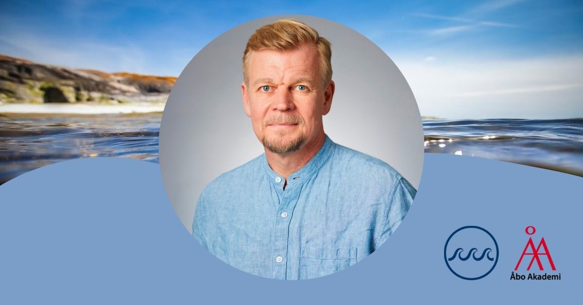 Kent Eriksson mot en bakgrund av en havsbild.