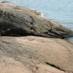 Bergsstrand i skärgården.