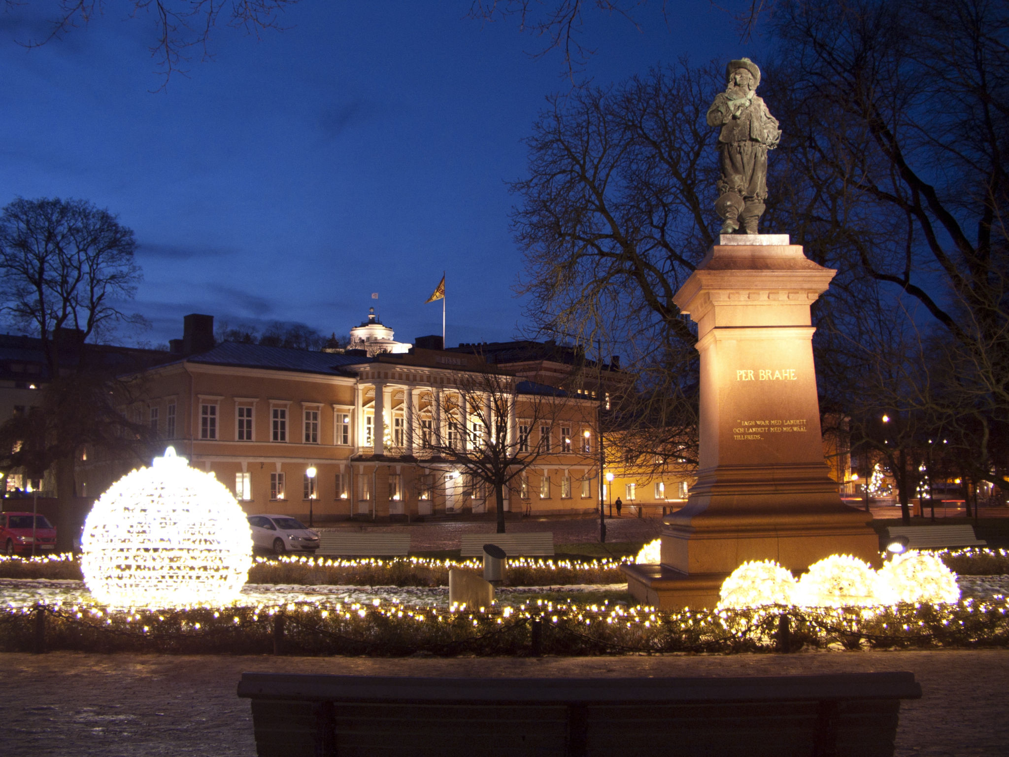 Per Brahe-statyn i julbelysning.