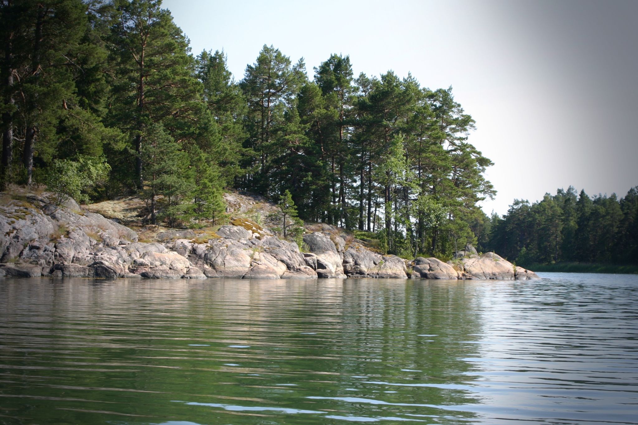 Skärgårdsbild, hav och land.