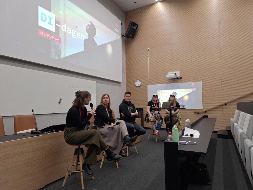 Alumnerna  Wilma Lindqvist från Elomatic, Sophia von Haartman från Almaco Group och Mathias Johnsson från Hibox Systems deltar i en paneldiskussion under DI-dagen 2026.