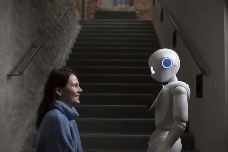 Malin Andtfolk och roboten Pepper.