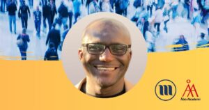 Rund porträttbild på Emmanuel Acquah. I bakgrunden uppe en folkmassa med suddiga människor. I bakgrunden nere gult och Minoritetsforskningens logo och ÅAs logo.