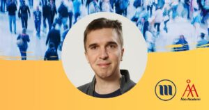 Rund porträttbild på Mats Wickström. I bakgrunden uppe en folkmassa med suddiga människor. I bakgrunden nere gult och Minoritetsforskningens logo och ÅAs logo.