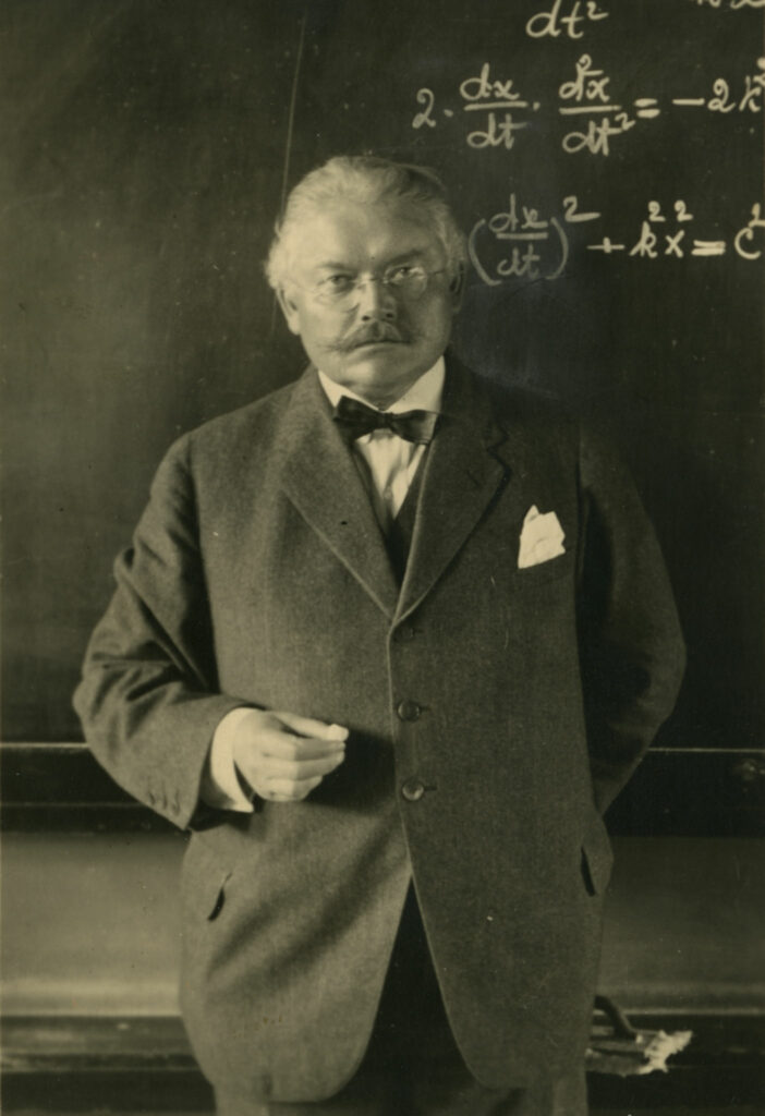 En sträng man står framför krittavalan