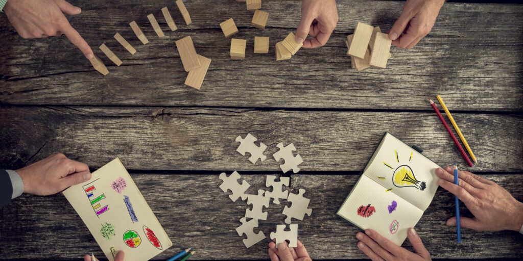 Händer som planerar, ritar och skriver, pusslar och bygger med klossar.