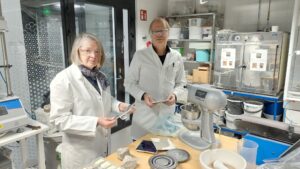 Leena Hupa, Thomas Kronberg i laboratorium